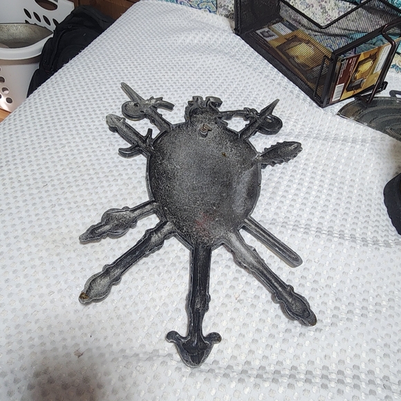 CAST METAL EUC COAT OF ARMS SHIELD CREST 1960 VINTAGE CROSS SWORDS WALL PLAQUE - Picture 5 of 6